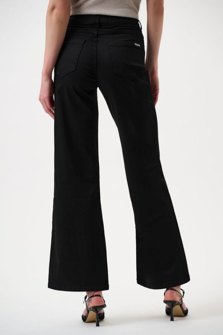  11 BLACK