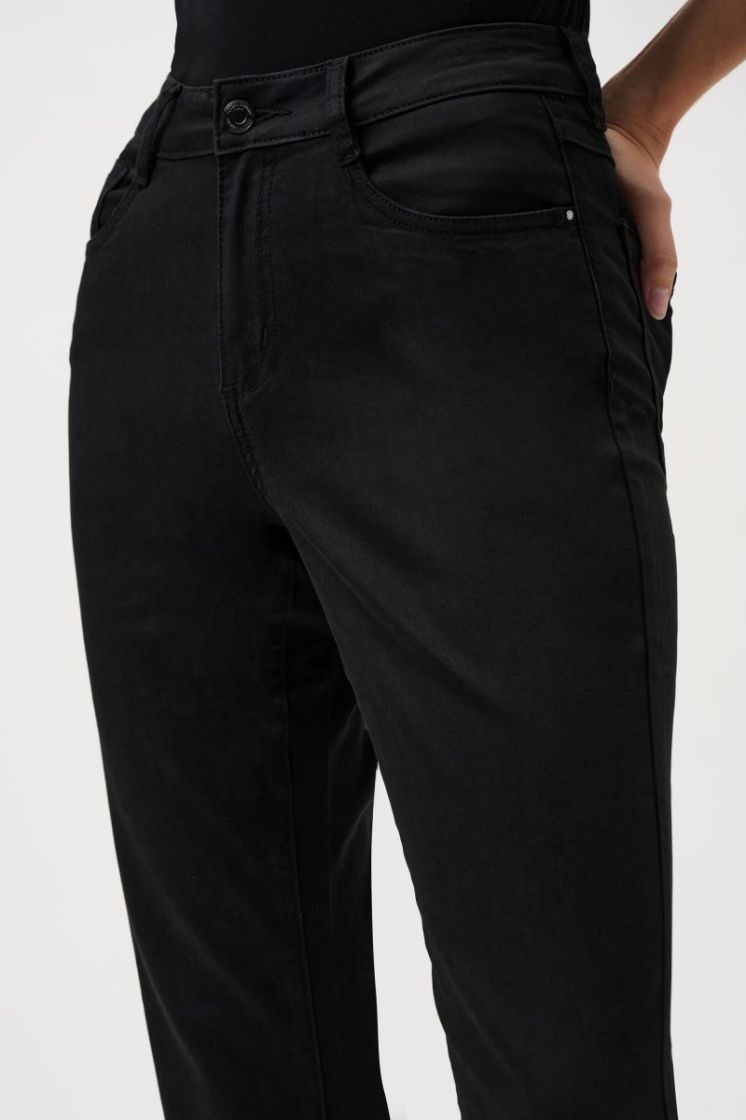 11 BLACK